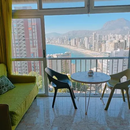 Con Vistas A La Playa De Levante דירה